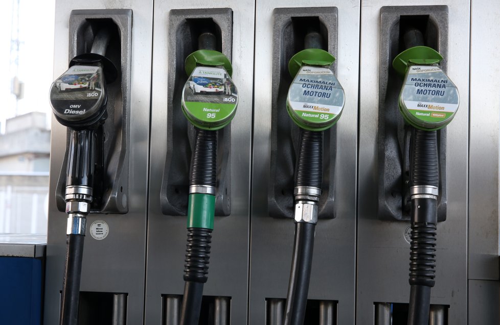 Ceny paliva se dále snižují, nejlevnější je v Jihočeském kraji.