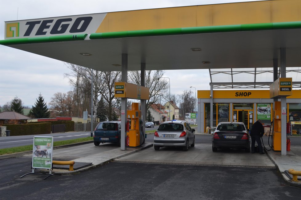Cena pohonných hmot v Česku klesá (ilustrační foto)