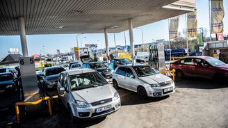 Ceny benzinu v Česku klesly pod 42 korun. Zlevňuje i nafta