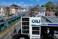 Tankování bolí. Drahá nafta trápí nejen Čechy. Bude i na příděl?