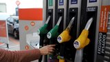 Nafta atakuje 50 korun za litr. Paliva v Česku zdražila za týden o desítky procent