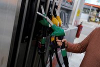 Řidiči v šoku: Benzin na pumpách krátce stál 95 korun za litr. Provozovatel se omluvil