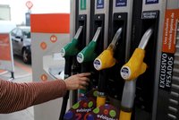 Nafta atakuje 50 korun za litr. Paliva v Česku zdražila za týden o desítky procent