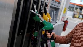 Řidiči v šoku: Benzin na pumpách krátce stál 95 korun za litr. Provozovatel se omluvil