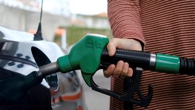 Konec levnějších paliv v Česku. Ceny benzinu a nafty letí před začátkem sezony nahoru