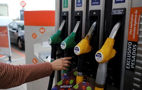 Ceny benzinu i nafty letí nahoru. Před rokem se v Praze tankovalo o bezmála 20 korun levněji