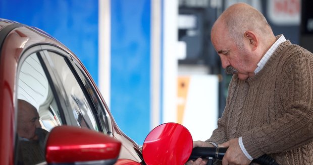 Cena benzinu v ČR letí vzhůru: Opět za pár dní zdražil skoro o korunu a překonal naftu