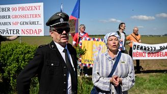 Esesák se psem i vězni z koncentráku. Připomínku pochodu smrti v Pohořelicích narušili demonstranti Esesák se psem i vězni z koncentráku. Připomínku pochodu smrti v Pohořelicích narušili demonstranti