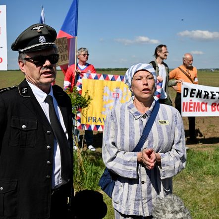 Esesák se psem i vězni z koncentráku. Připomínku pochodu smrti v Pohořelicích narušili demonstranti Esesák se psem i vězni z koncentráku. Připomínku pochodu smrti v Pohořelicích narušili demonstranti