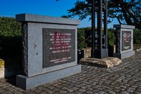 Sudetoněmecký sjezd: Památník pochodu smrti v Pohořelicích někdo počmáral hákovými kříži! Policie hledá pachatele