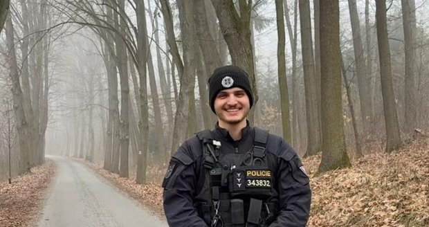 Svou pohotovostí zachránil policista Aleš Major život ženě, která zkolabovala na výletě.