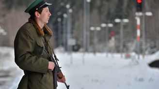 Vláda povolala bývalou pohraniční stráž. Jsou ze staré školy, oni se nebojí vystřelit, upozorňuje Babiš