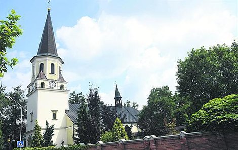 Kostel sv. Bartoloměje ve Frýdlantu nad Ostravicí ukrýval dva hroby místních farářů v 17. století.