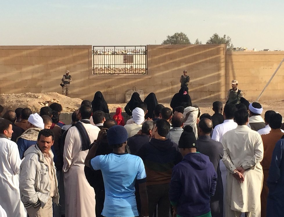 Lidé sledují pohřeb krále Abdullaha