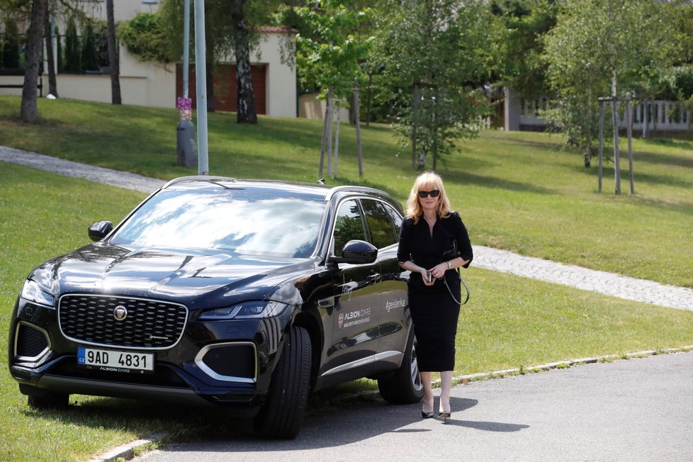 Pohřeb Josefa Abrháma - Anna Geislerová zaparkovala přímo na trávníku před kostelem.