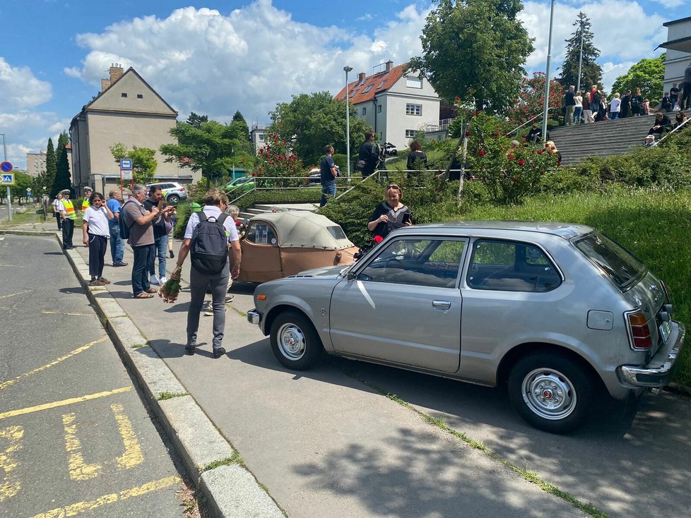 Velorex z filmu Vrchní, prchní a druhé auto honda z seriálu Nemocnice na kraji města.