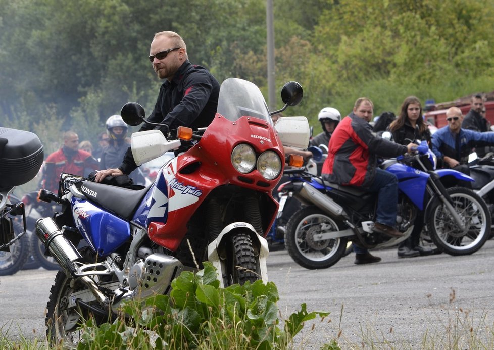 Rodina, hasiči a kamarádi motorkáři se naposledy rozloučili s Michalem, který byl zavražděn v Albánii