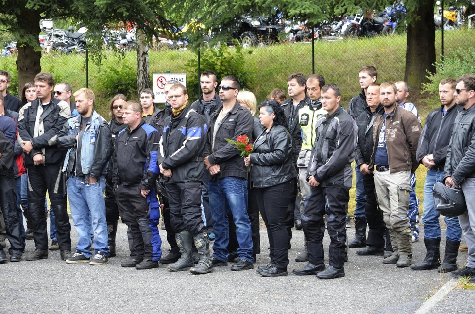 K sušickému krematoriu přijelo asi 80 motorkářů