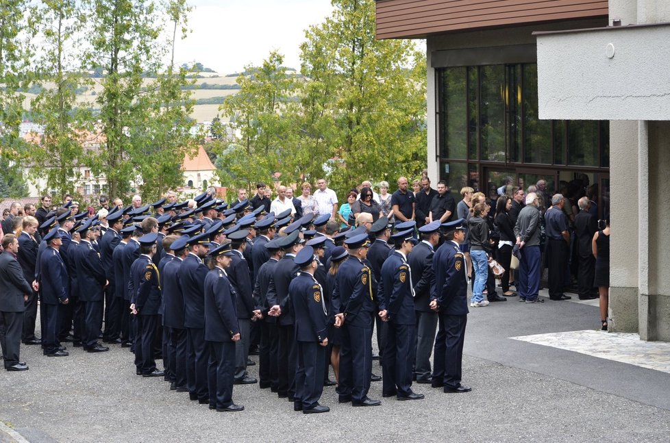 Rodina, hasiči a kamarádi motorkáři se naposledy rozloučili s Michalem, který byl zavražděn v Albánii