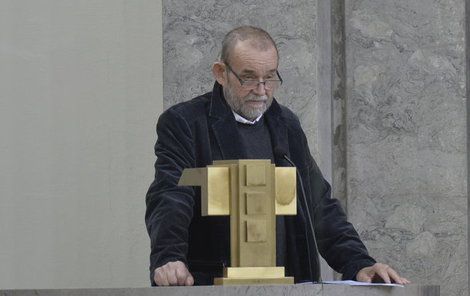 Moderátor Vladimír Kučera mluvil nad rakví.