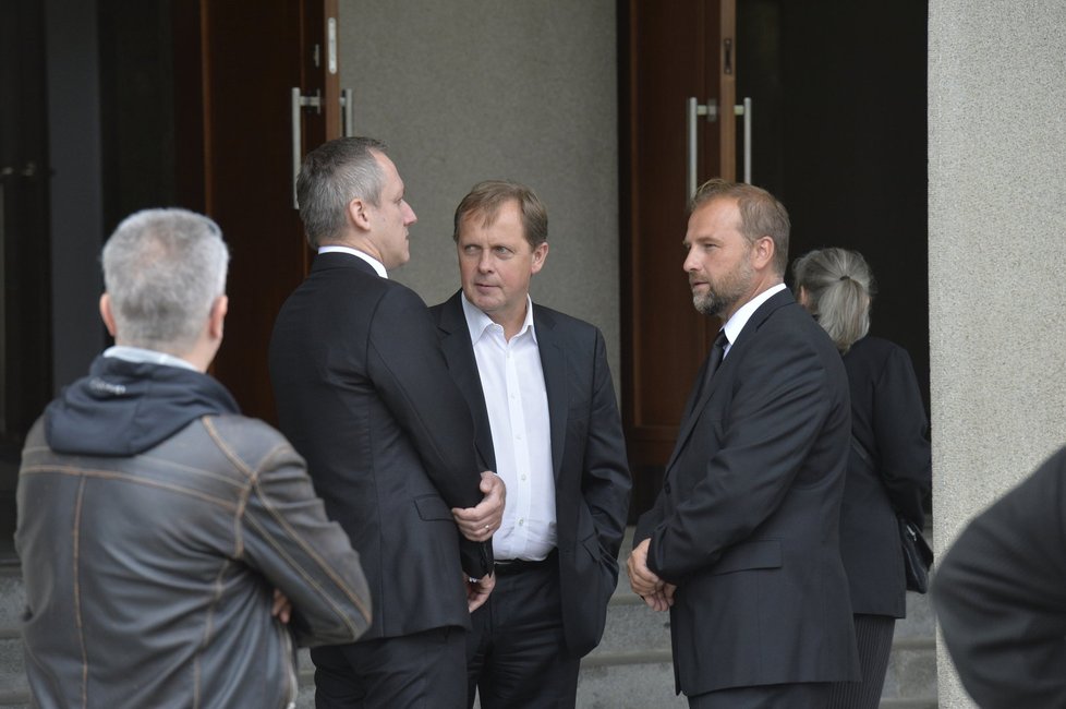 Na pohřeb dorazil i generální ředitel ČT Petr Dvořák a hlavní moderátor Událostí Michal Kubal.