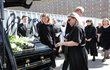 Pohřeb Aloise Švehlíka: Dcera Andrea a vnučka Pohřeb Aloise Švehlíka: Dcera Andrea a vnučka