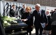 Pohřeb Aloise Švehlíka: Jitka Schneiderová a Miroslav Walter Pohřeb Aloise Švehlíka: Jitka Schneiderová a Miroslav Walter