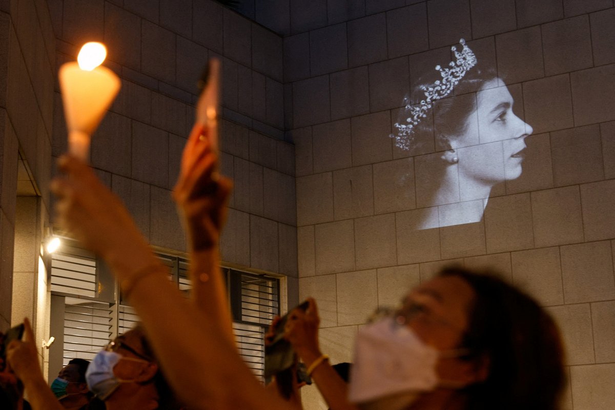 Lidé drží svíčky před Britským konzulátem v Hongkongu