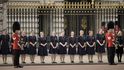 Zaměstnanci Buckinghamského paláce stojí před bránou během Královny pohřbu.