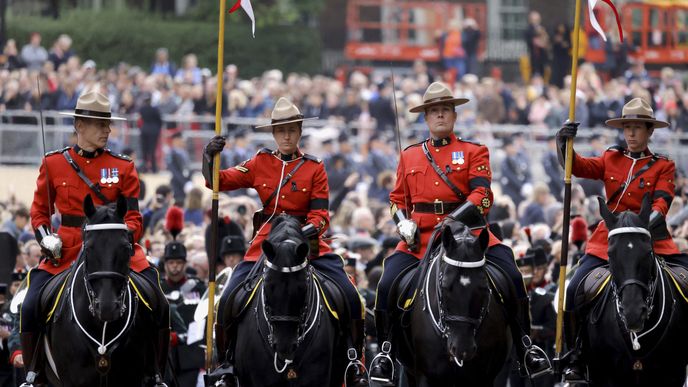 Procesí doprovázející rakev královny Alžběty II, Královská kanadská jízdní policie