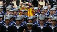 Státní pohřeb královny Alžběty II, doprovází jednotky královského námořnictva.