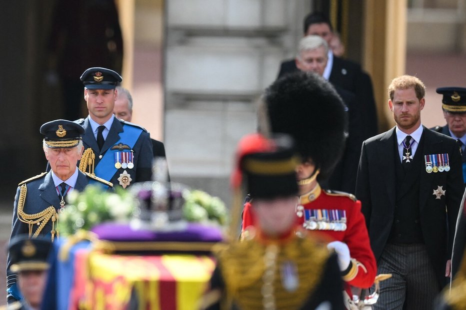 Smuteční průvod s rakví královny opustil Buckinghamský palác a míří do parlamentu