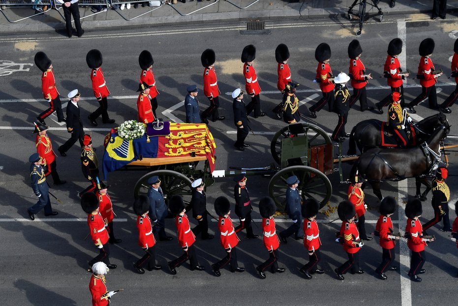 Procesí se s rakví britské královny Alžběty II. přesouvá z Buckinghamského paláce do sídla parlamentu.