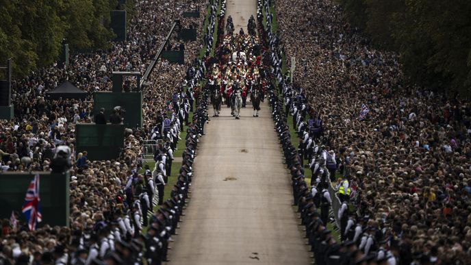 Průvod nesoucí rakev královny Alžběty II. na Windsorský zámek