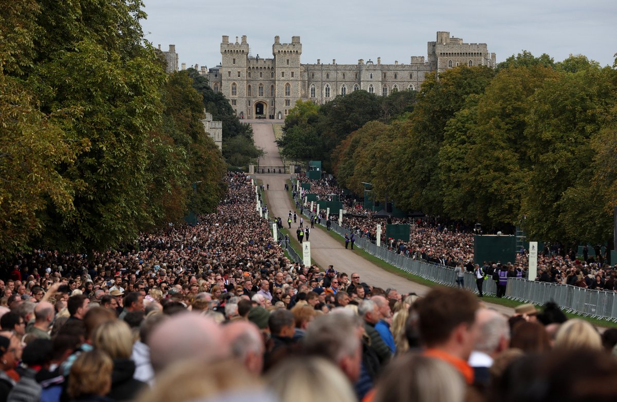 Přihlížející lemují cestu k Windsorskému zámku