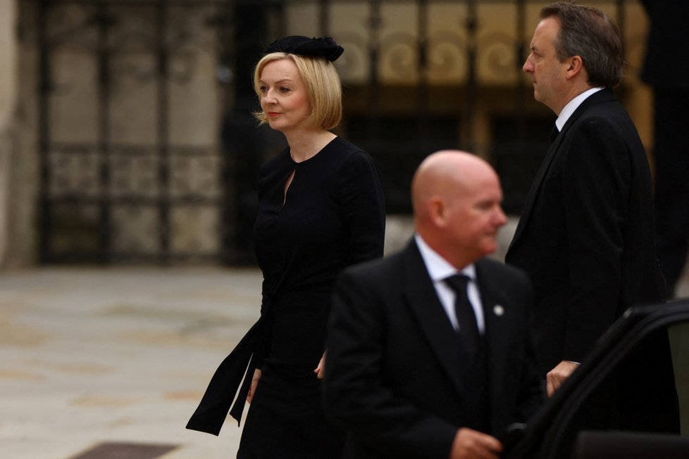 Na pohřeb královny konečně dorazila i premiérka Liz Truss.