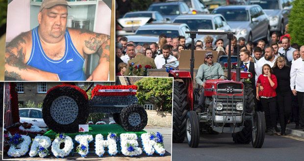 Honosný pohřeb »romského krále«: Rakev vezl traktor, hosté v limuzínách