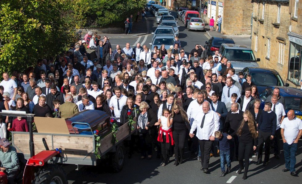 Extravagantní pohřeb »romského krále«: Na poslední rozloučení se sjelo přes 300 hostů, nechyběla obří květinová výzdoba a 12 limuzín!