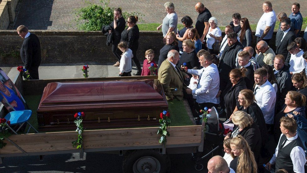 Extravagantní pohřeb »romského krále«: Na poslední rozloučení se sjelo přes 300 hostů, nechyběla obří květinová výzdoba a 12 limuzín!