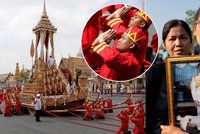 Thajsko po roce zpopelní krále. Lidé čekají na obřad ve frontě několik dní