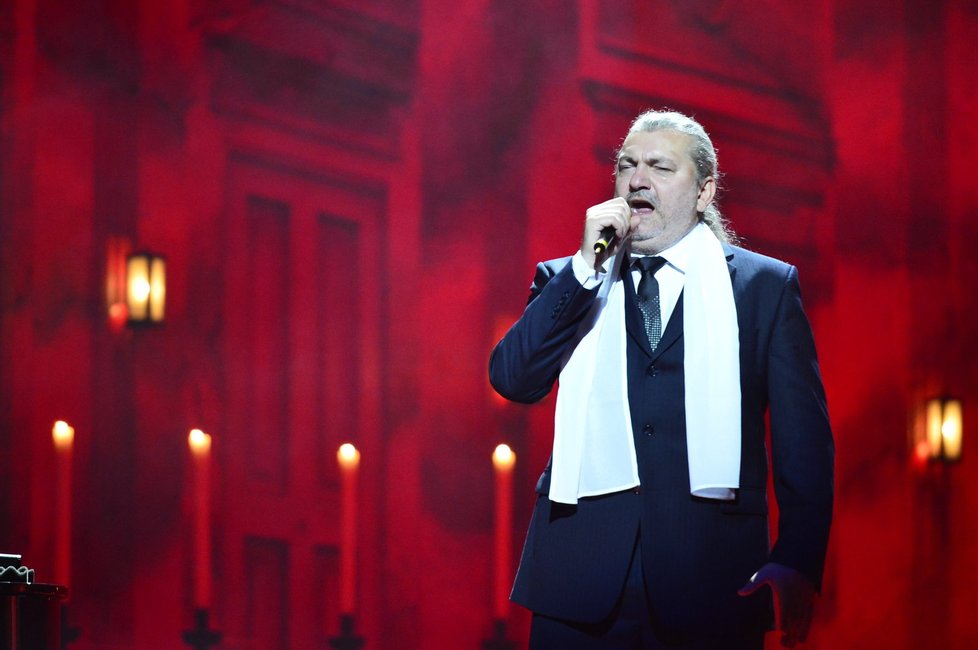 Daniel Hůlka zpívá jednu z úspěšných skladeb z muzikálu Dracula