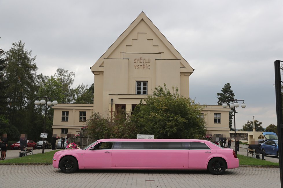 Růžová limuzína stála po celou dobu pohřbu před krematoriem