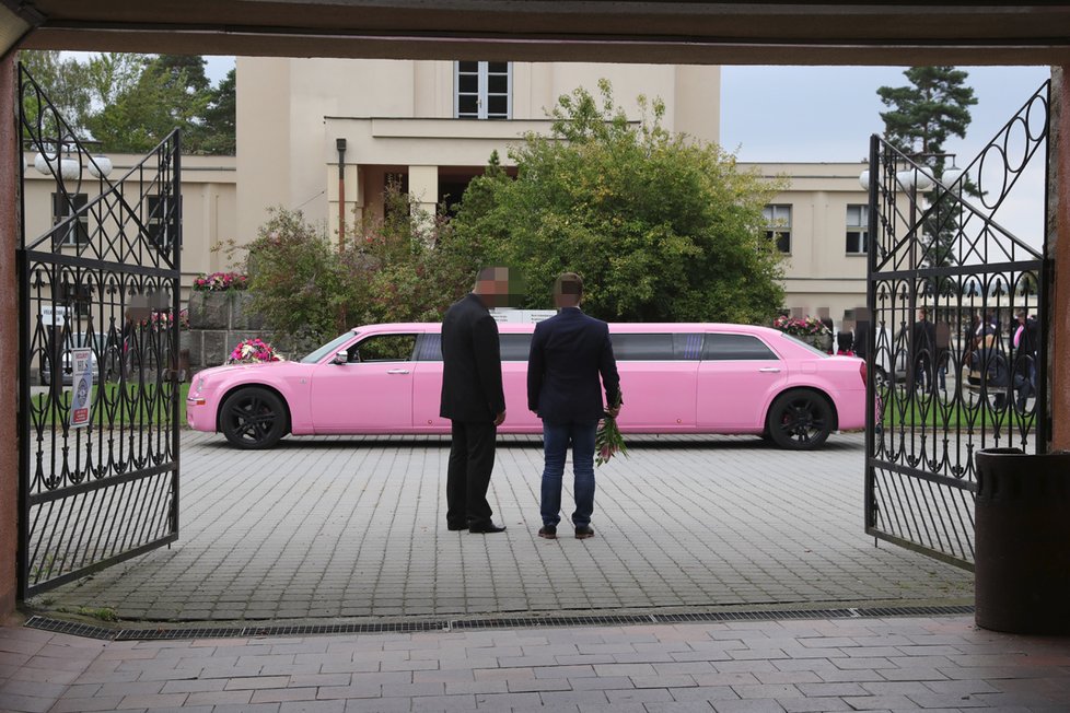 Růžová limuzína stála po celou dobu pohřbu před krematoriem.