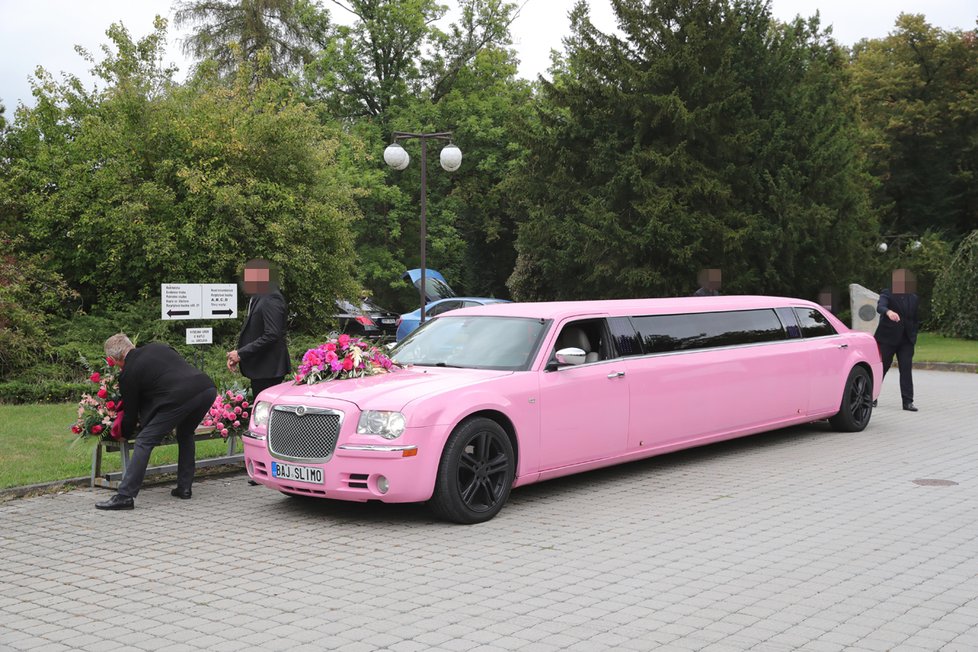 Růžová limuzína na pohřbu bila do očí.