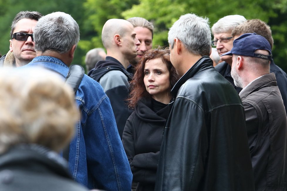 V davu postává Mirka Pleštilová s manželem v brýlích Alešem Procházkou
