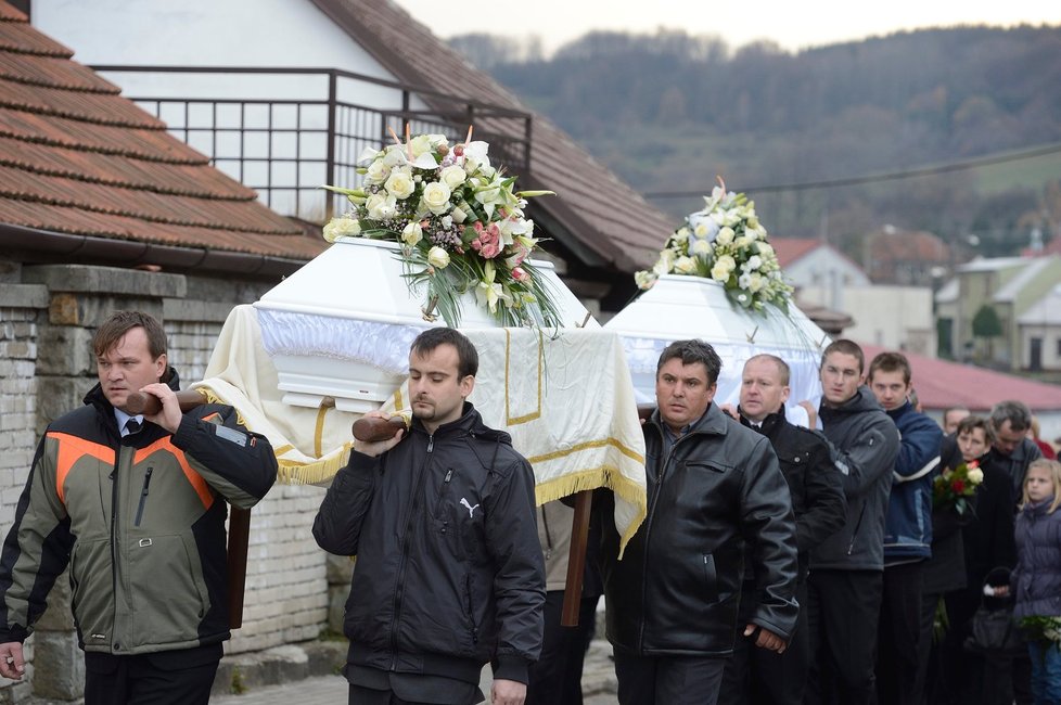 Pozůstalí vyprovodili sestry na jejich poslední cestě od domu rodičů na hřbitov do nedaleké Březové.