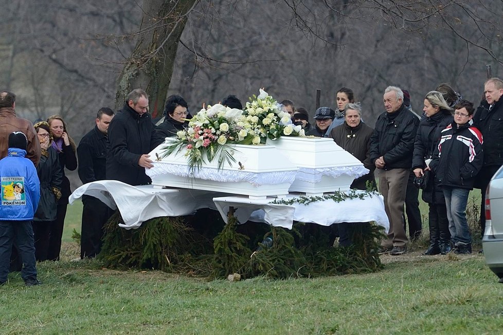 Pozůstalí se naposledy rozloučili s zemřelými sestrami