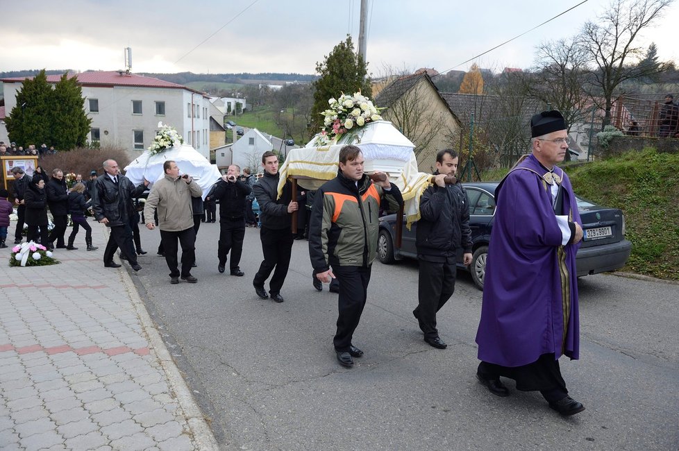 Ve tvářích pozůstalích byl vepsán neskutečný smutek.