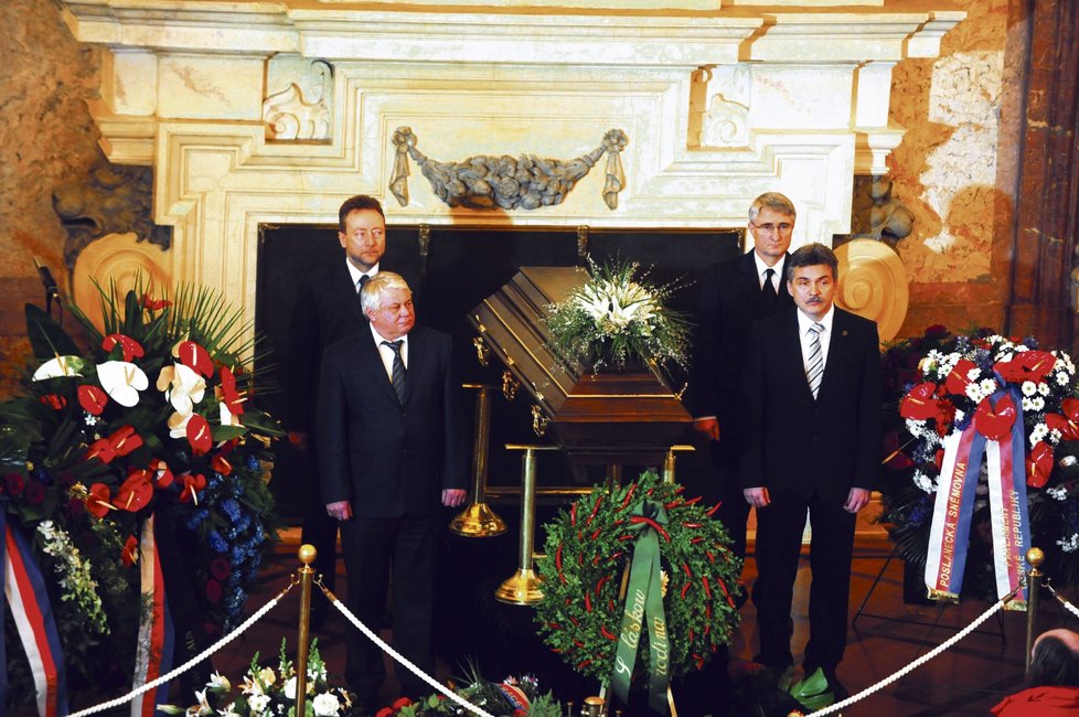 Pohřeb Jiřího Dienstbiera: Pieta v Senátu, kde drželi čestnou stráž i senátoři za ČSSD.