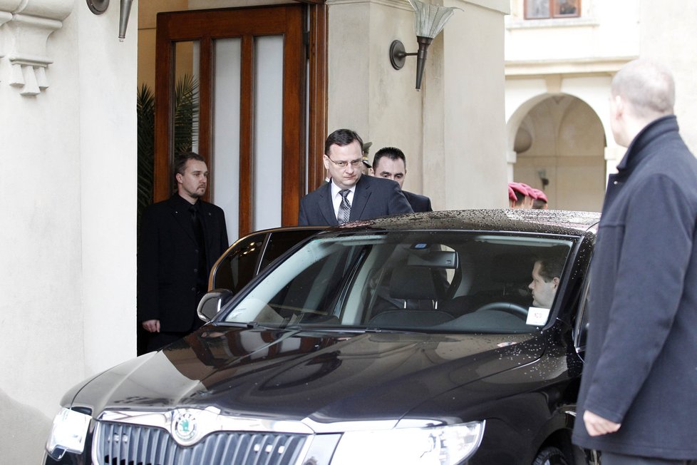 Za vládu se rozloučení zúčastnil premiér Petr Nečas